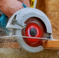 carpenter using a circular saw